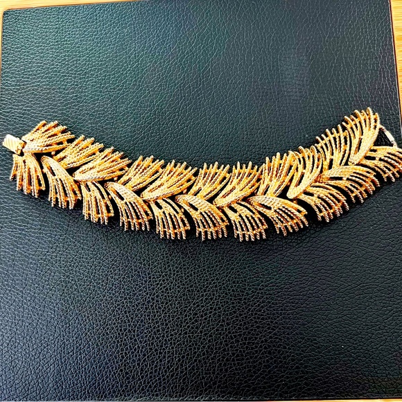 Vintage Sarah Coventry Large Wispy Chunky Gold Tone Bracelet - Picture 1 of 8